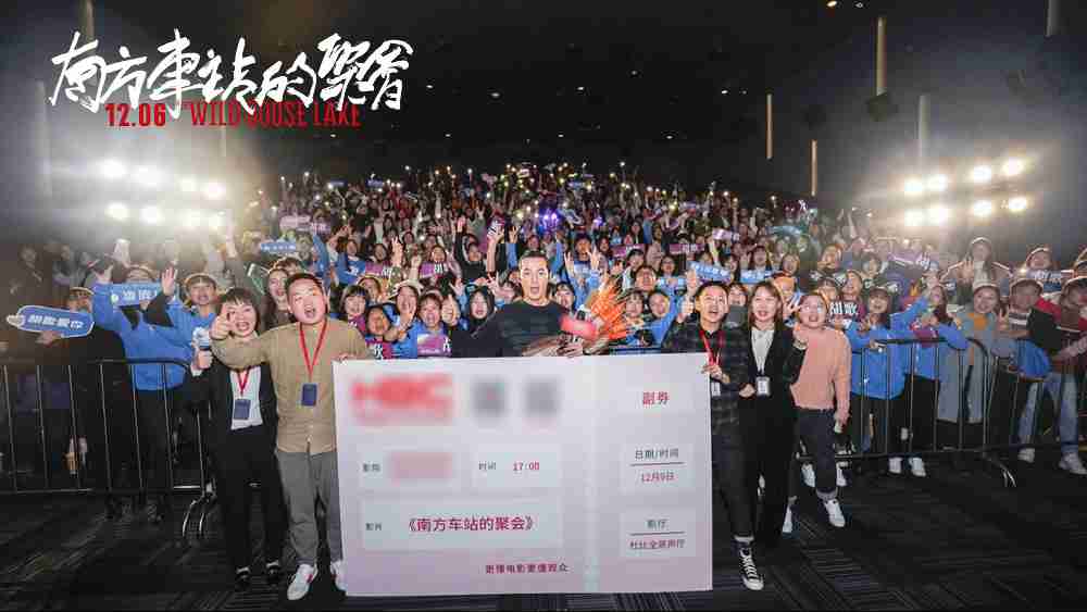 胡歌与郑州观众合影 胡歌与郑州观众合影